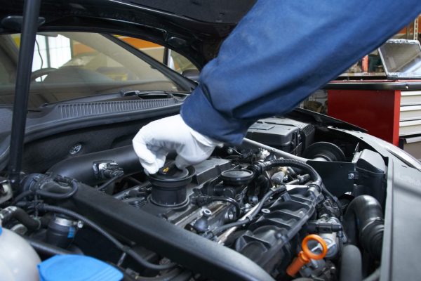 dreamstime_m_23125188 Mechanic repairs a car in a garage