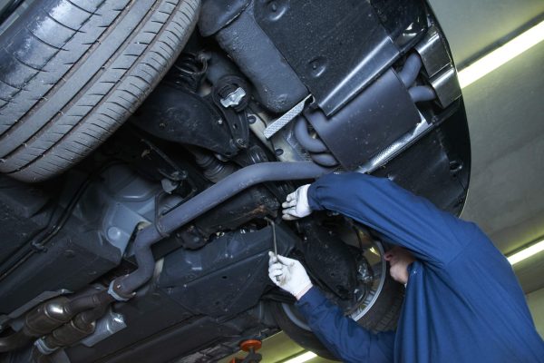 dreamstime_m_23125953 Mechanic repairs a car in a garage